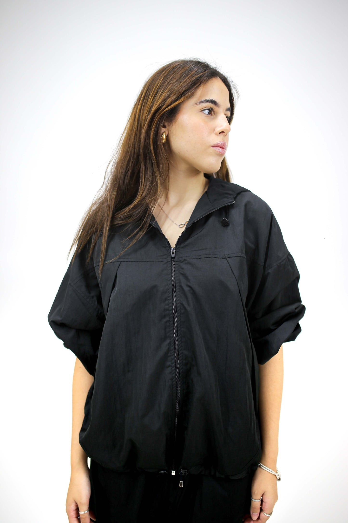 CASACO CORTA VENTO COM RECORTES