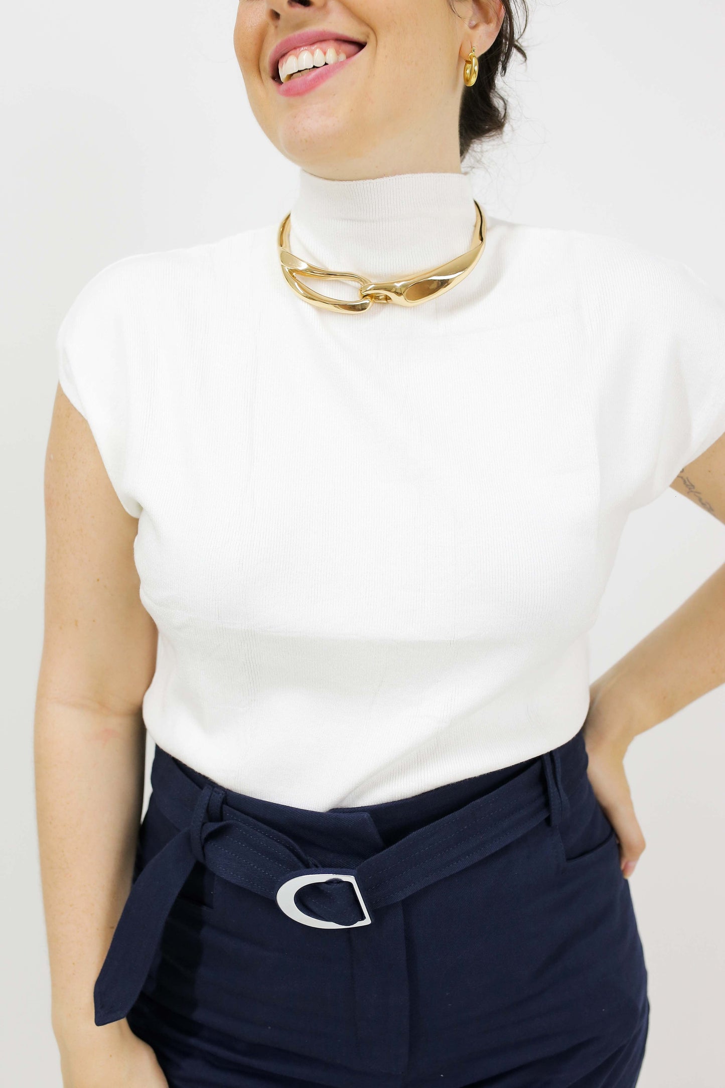 BLUSA RETILINEA GOLA ALTA SEM MANGA