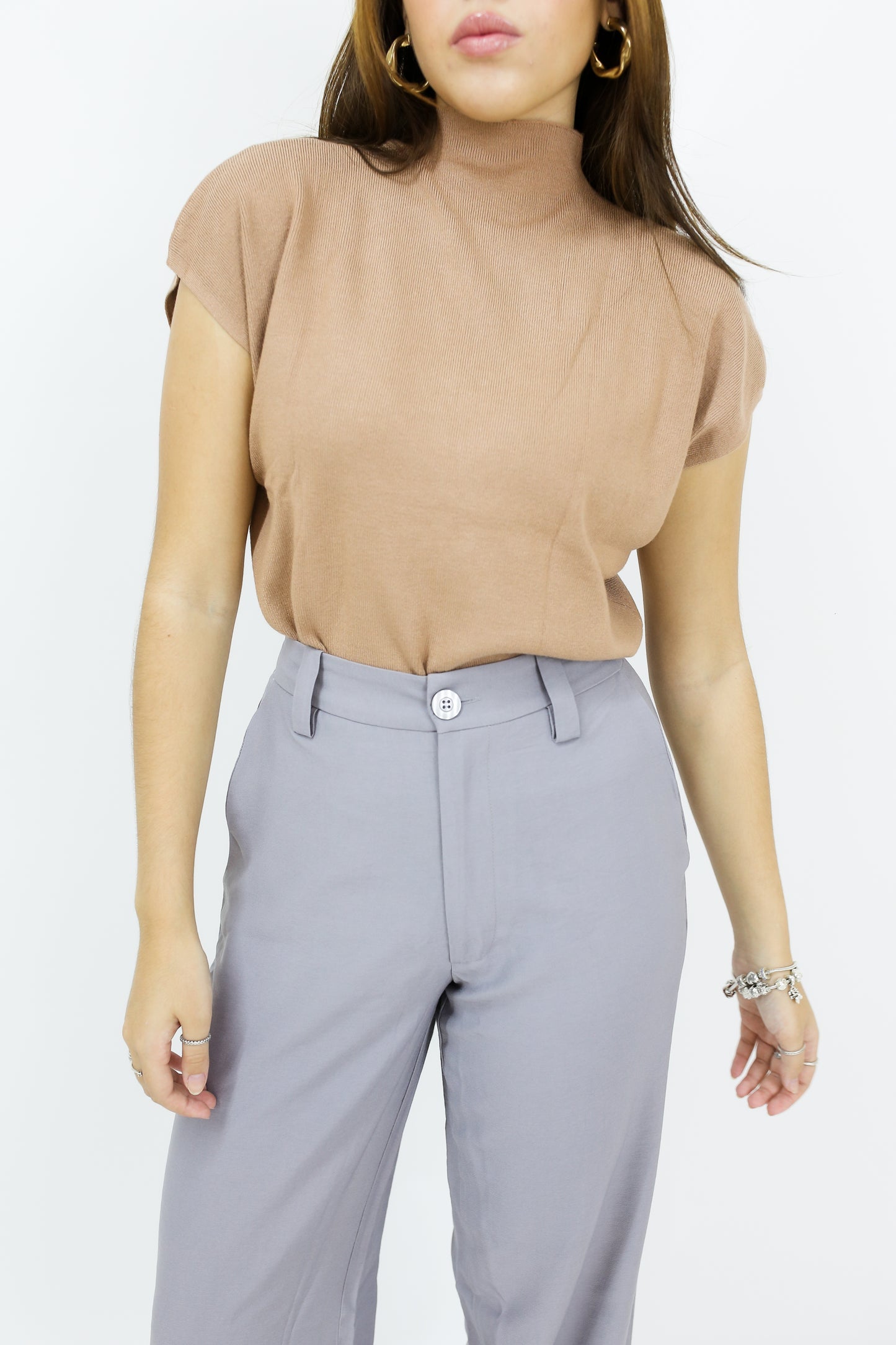 BLUSA RETILINEA GOLA ALTA SEM MANGA